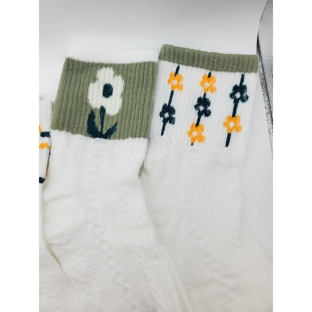 NEW 5 Pairs of Women's White Floral Ankle Socks
